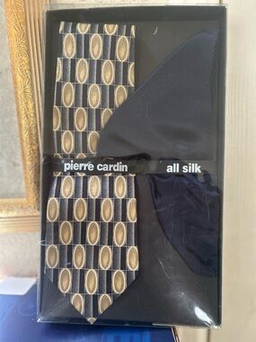 Pierre Cardin Navy & Gold Oval-Pattern Silk Tie with Hankie new in package.